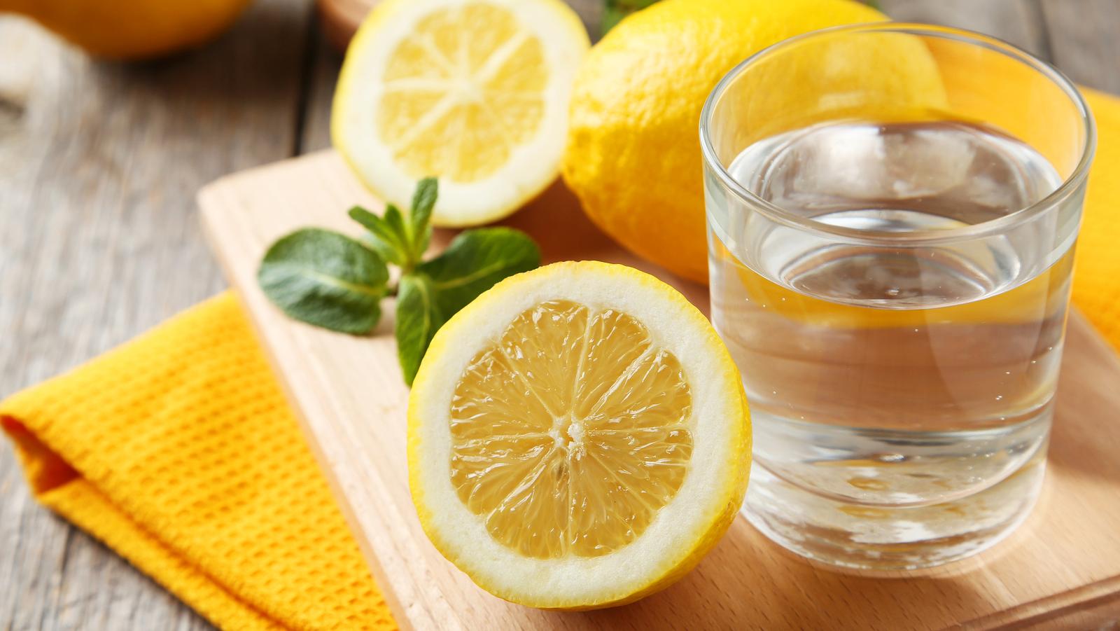 Zehn-tägige entgiftende und alkalisierende Zitronenkur
