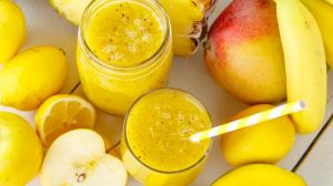 Mixgetränk aus Banane, Apfel und Ingwer für einen flachen Bauch